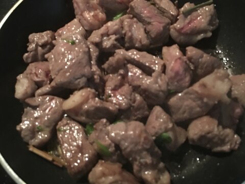 脂身多めの肉を使ったシンプル肉炒め